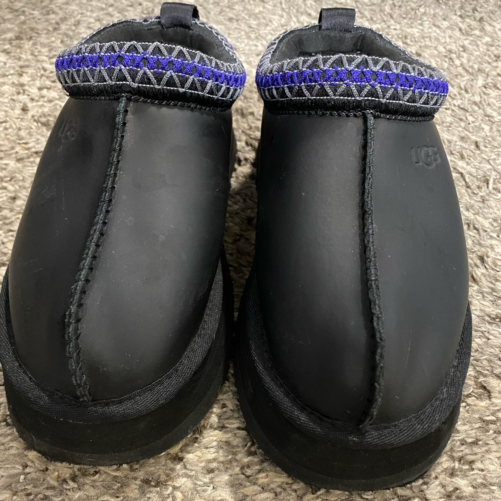 Ugg- Tasman slippers. Matte black